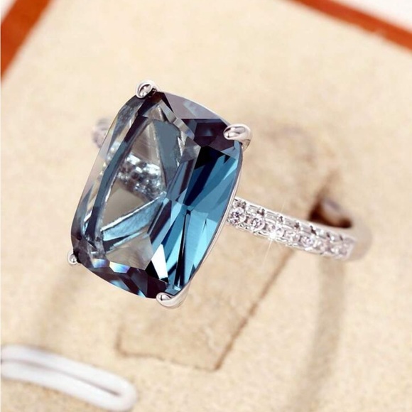 Elegant Blue Gemstone Ring - Picture 2 of 6